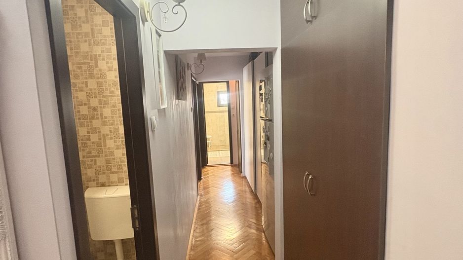 Apartament cu trei camere de vânzare, renovat complet, central - Poză 14