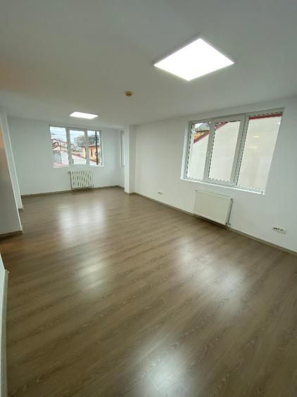 Clădire Multifuncțională 800 mp | Renovată 2024 | Ideală pentru Clinică, Birouri - Poză 7