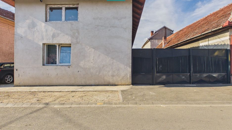 Casă P+E cu două apartamente, zona Drăgășani - Poză 1