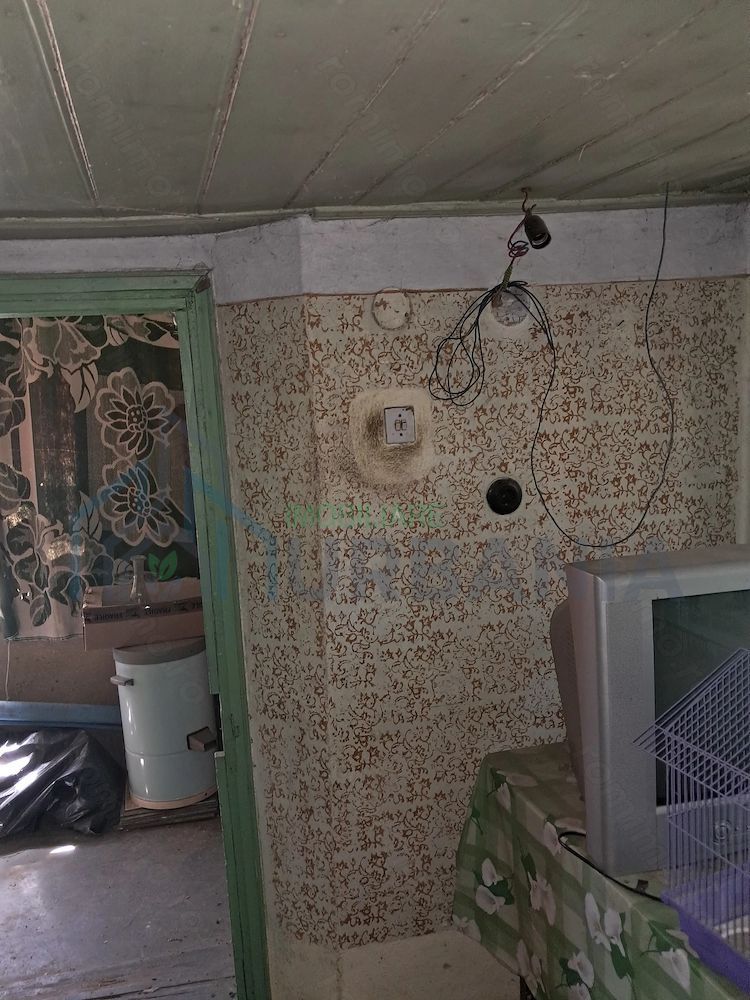 Vând casa cu 5camere în sat cîrja vaslui, teren 1900mp, apa trasa,curent, casa trebuie renovată, - Poză 9