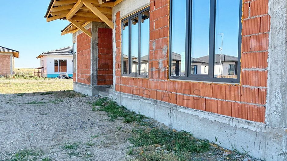 Casa la rosu  cu 4 camere de vanzare in Santandrei - Poză 3