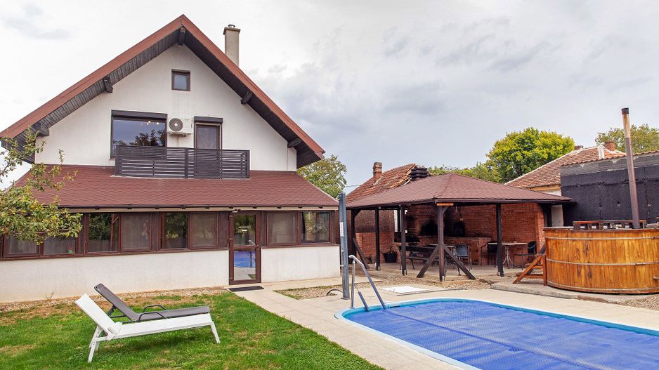 Vilă cu 5 dormitoare, 4 băi, 2 248mp teren, piscină. Preț: 229 000 Eur - Poză 17