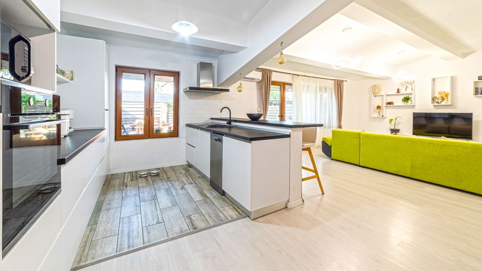 Casă în Cartierul Verde, independentă energetic - Poză 2