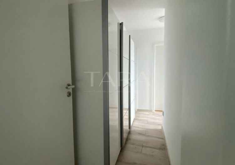 Penthouse elegant,  cu terasă de 15 mp și 2 parcări subterane. - Poză 4