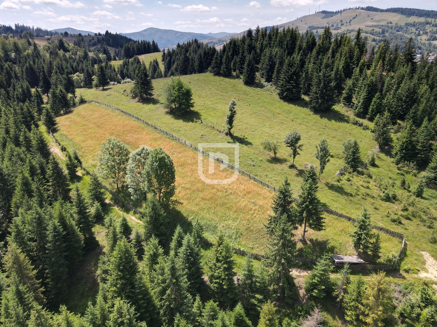 Teren 3600 mp cu priveliște montană în Mănăstirea Humorului | Bucovina - Poză 1