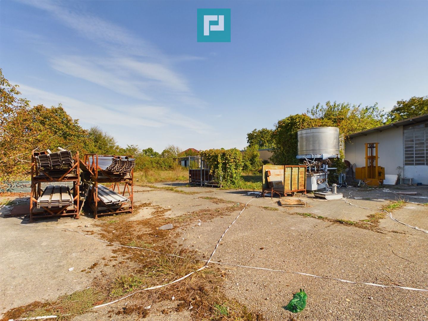 Spațiu industrial cu platformă betonată și teren - Poză 13