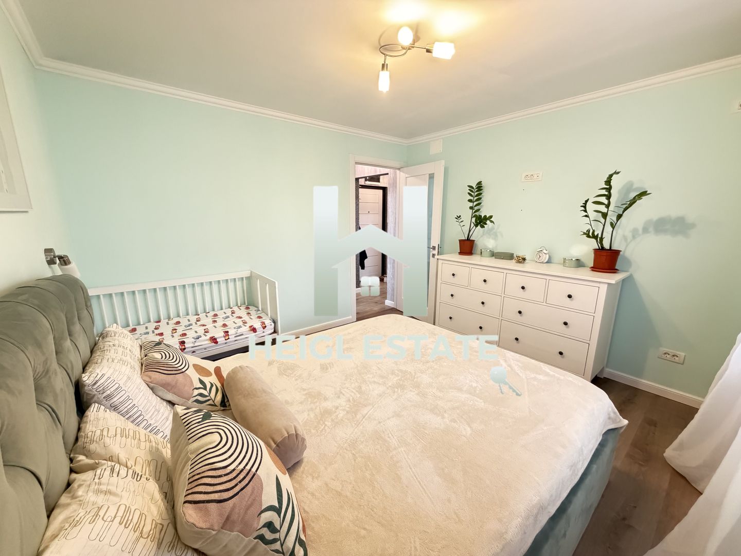 Apartament decomandat cu 3 camere si 2 bai in zona Soarelui - Poză 2