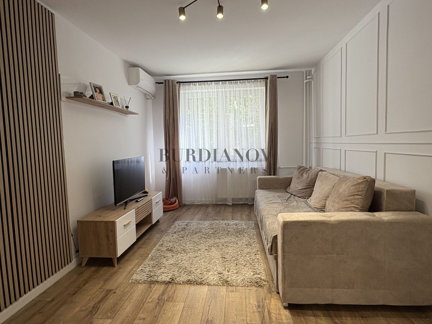 Apartament cu 2 camere de vânzare Metrou 1 Decembrie 1918 - Titan - Poză 1