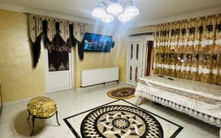 Casa cu teren , ULTRACENTRAL , singur in curte - Poză 4