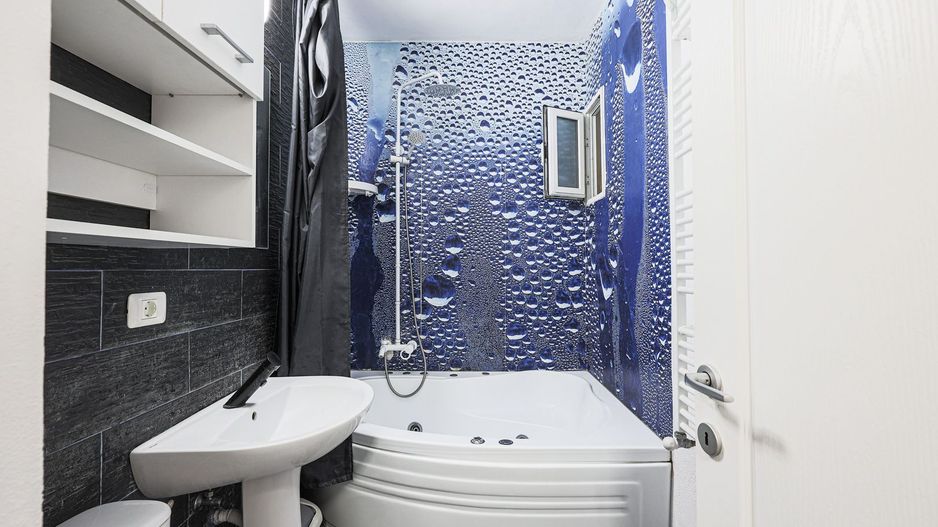 Apartament central, la parter, renovat și mobilat. - Poză 8