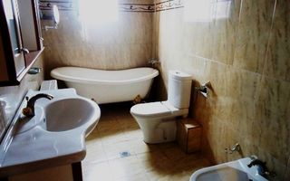 Casă de lux nemobilată cu facilități moderne și grădină extinsă - Poză 6