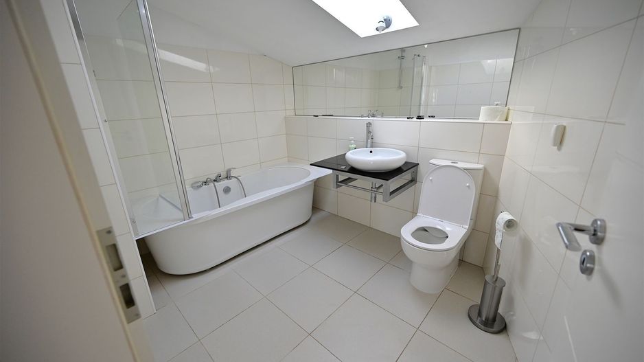 Apartament deosebit cu curte proprie si 2 locuri de parcare - Poză 13