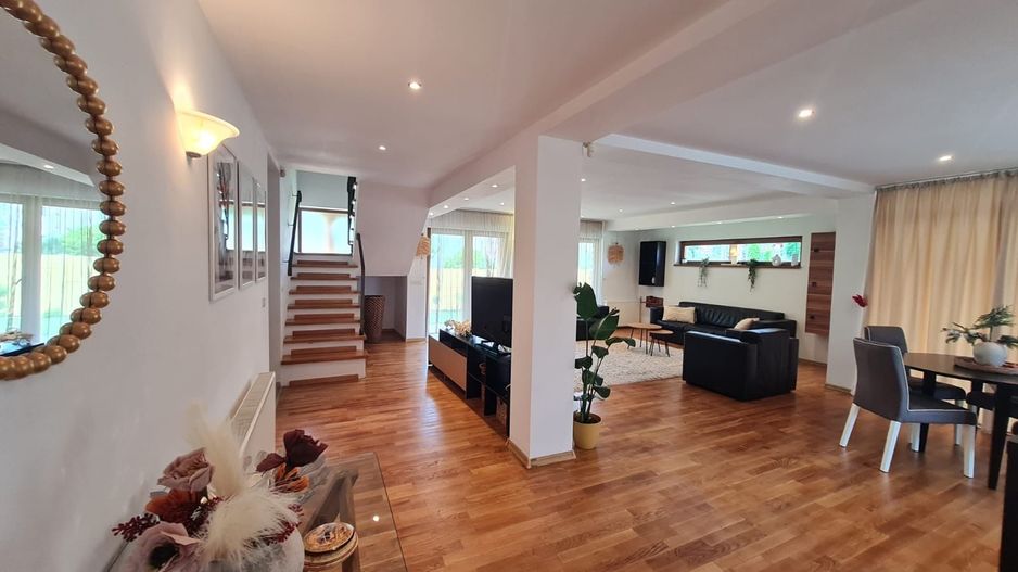 Vila spațioasă și recent renovată în Ghiroda! - Poză 58