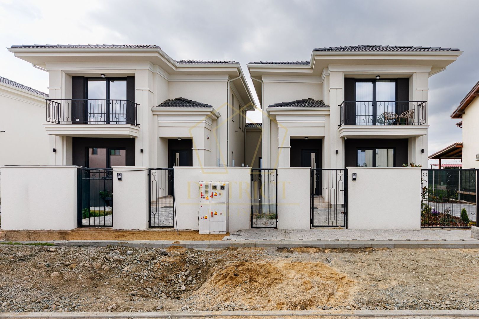 Duplex modern cu 4 camere despartit prin camera tehnica I Mosnita Noua - Poză 1