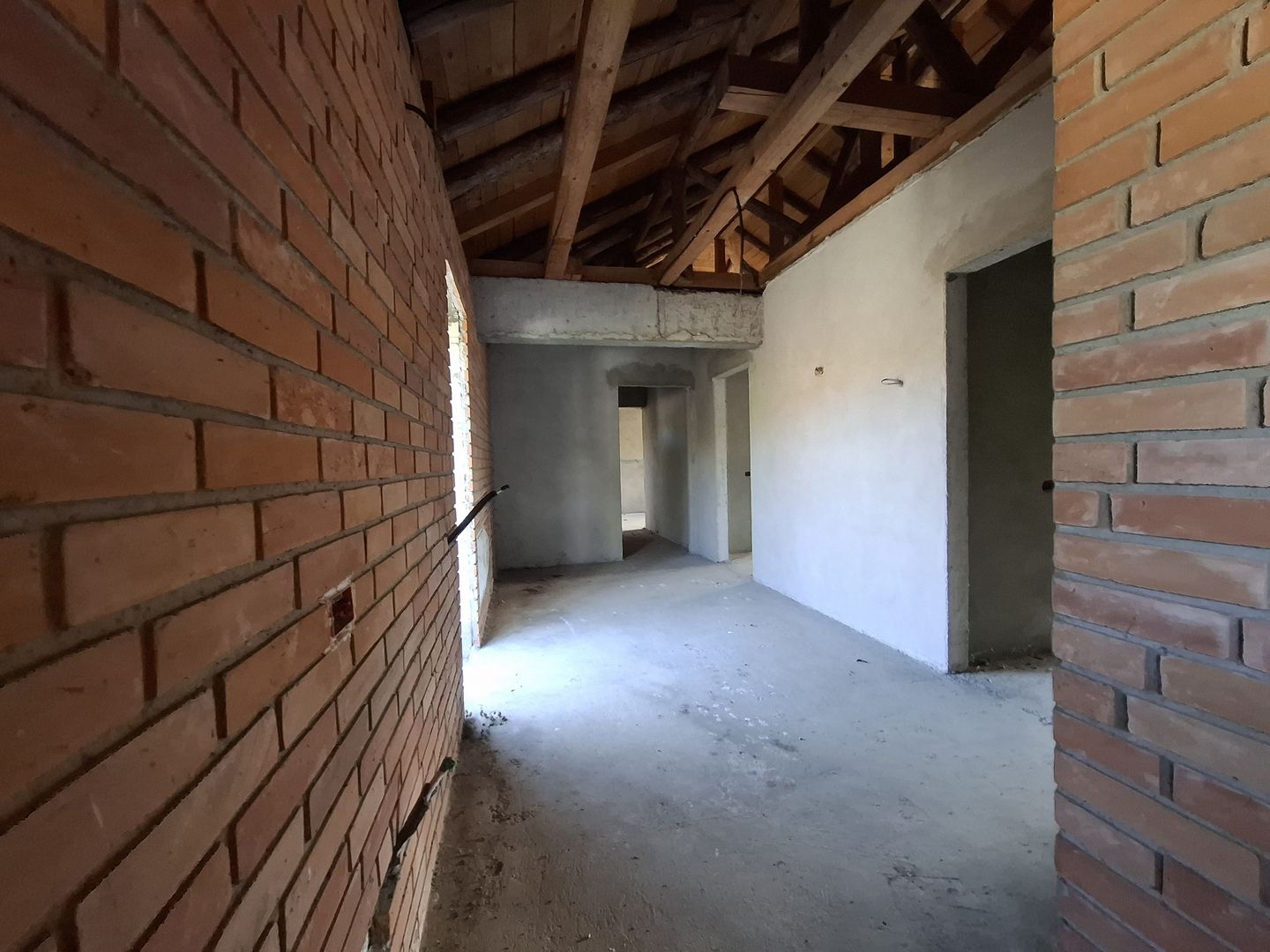 ila cu 6 camere + casă locuibilă pe teren intravilan de 1700 mp, cu vi - Poză 16