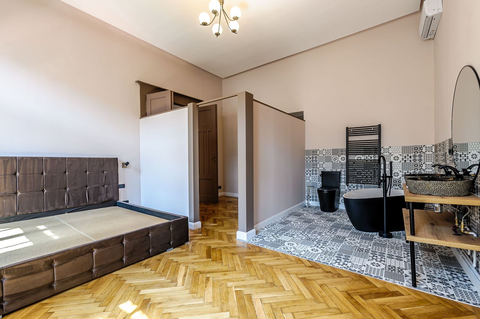 Apartament ULTRACENTRAL cu 3 camere, la cheie, renovat recent - Poză 8