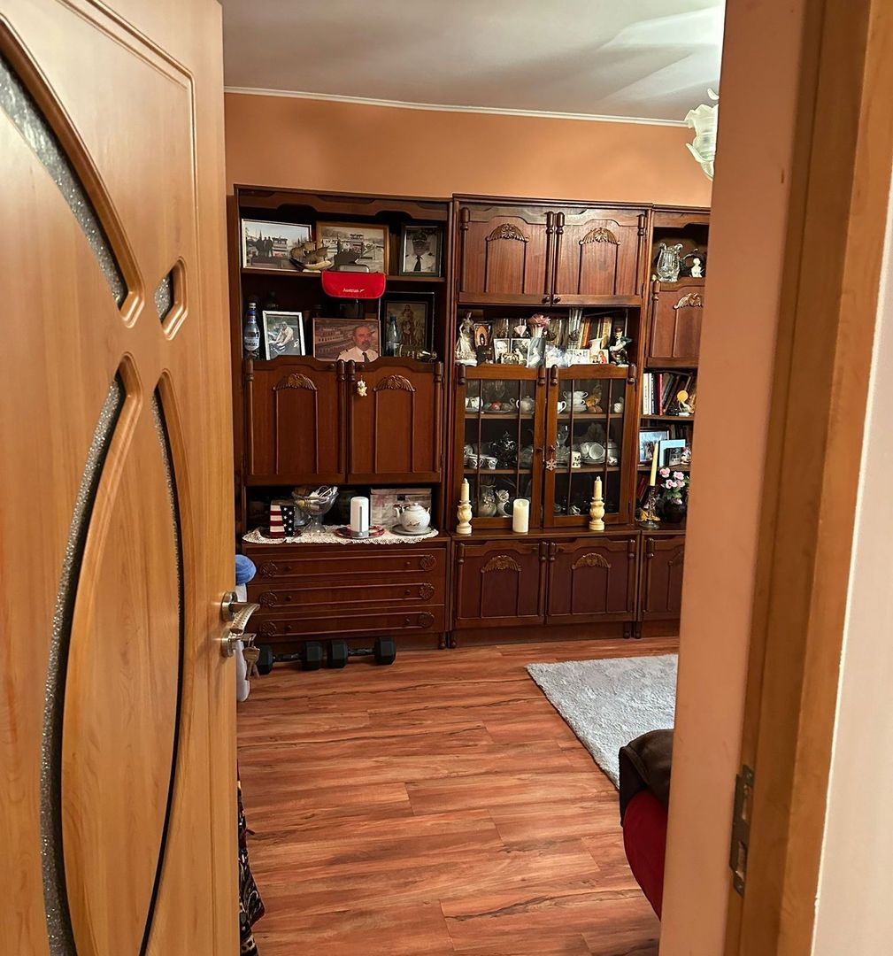 Apartament 3 camere, Decomandat. Bld. Al. Obregia, zona Vatra Dornei. - Poză 4