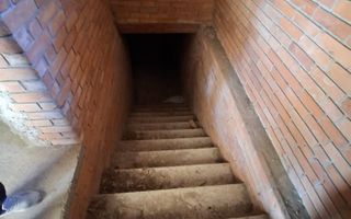 ila cu 6 camere + casă locuibilă pe teren intravilan de 1700 mp, cu vi - Poză 15