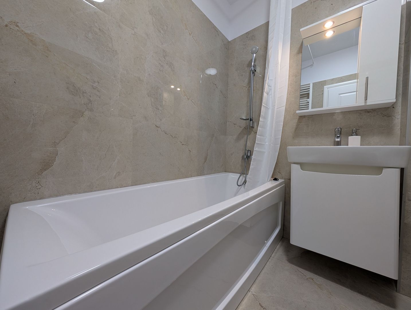 Apartament nou, 2 camere, mobilat/utilat premium + parcare subterană - Poză 18