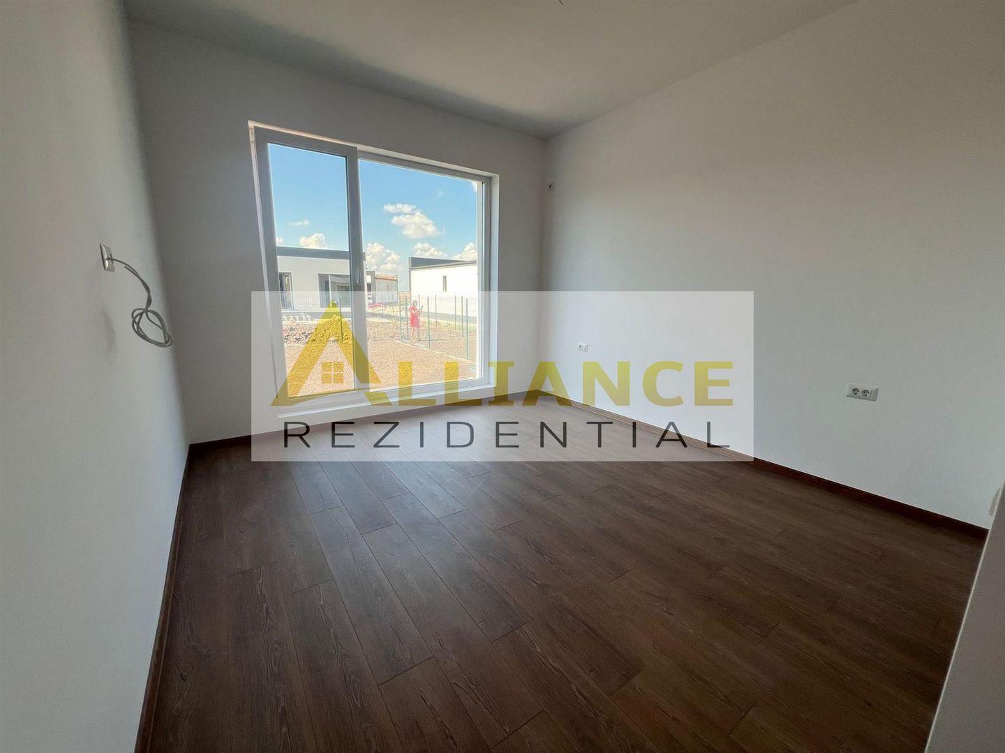 Casa individuala - 4 camere  - 2 bai - in ansamblu rezidential-str asfaltata - Poză 8