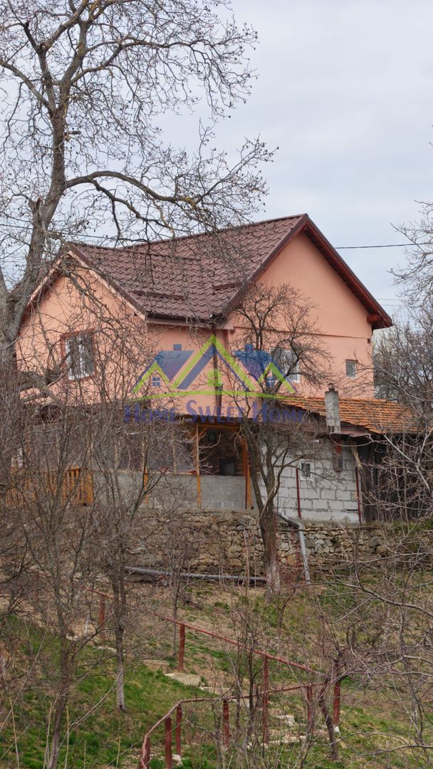 Casa de vanzare in Ghelari – liniste, natura si spatiu generos! Schimb - Poză 12