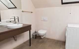 Vilă cu 5 dormitoare, 4 băi, 2 248mp teren, piscină. Preț: 229 000 Eur - Poză 24