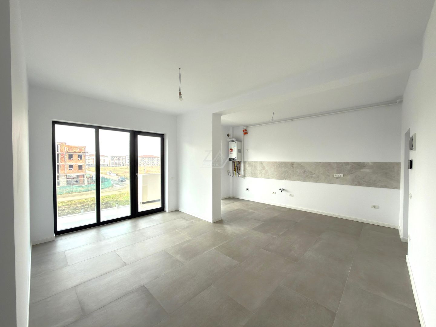 FINALIZAT. Etaj 1. Bloc la asfalt. Balcon mare. Loc de parcare. - Poză 2