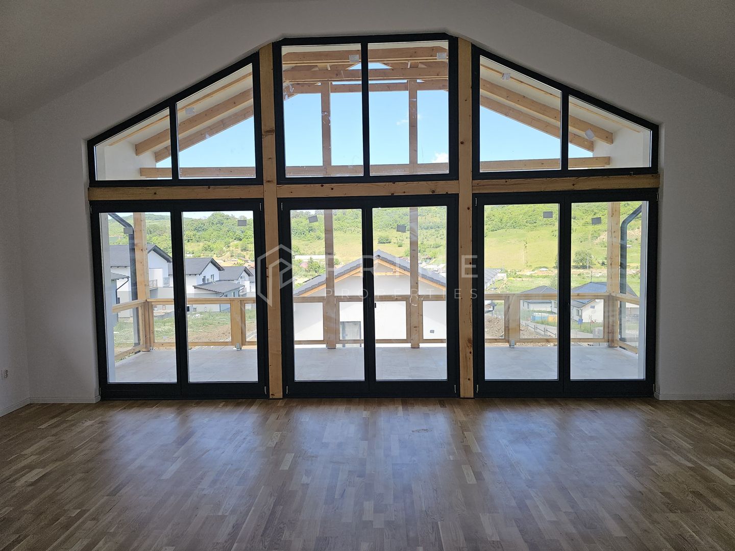 Vilă chalet modern cu perete panoramic de sticlă - Livezeni, Mureș - Poză 2