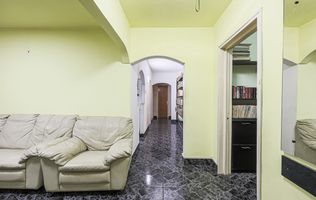 Apartament foarte spațios cu 5 camere la parter in Micalaca Comision 0