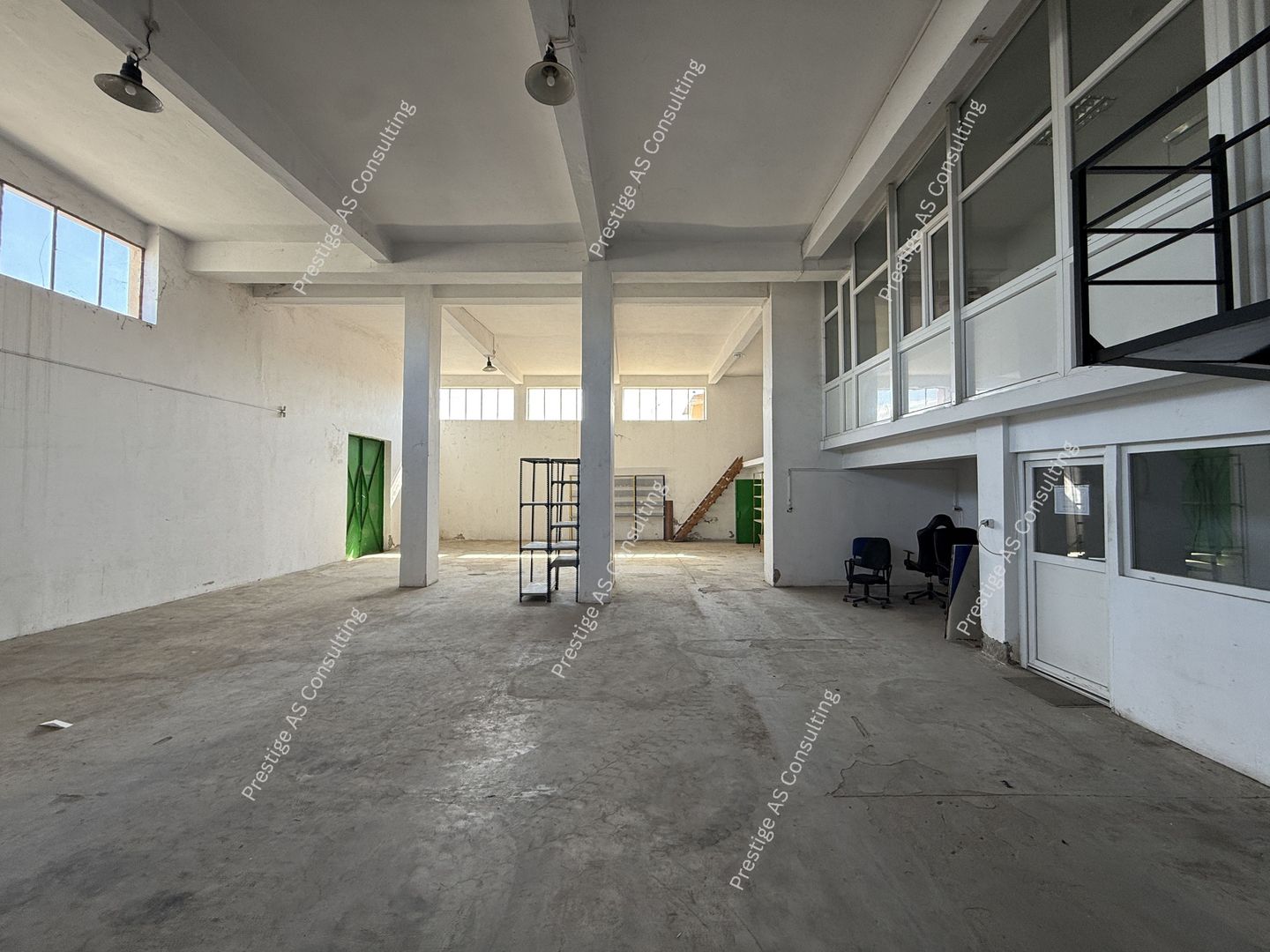 Hala 300 mp | Birouri + Vestiar | Acces auto | 3 intrari | Zona Lipovei - Poză 2