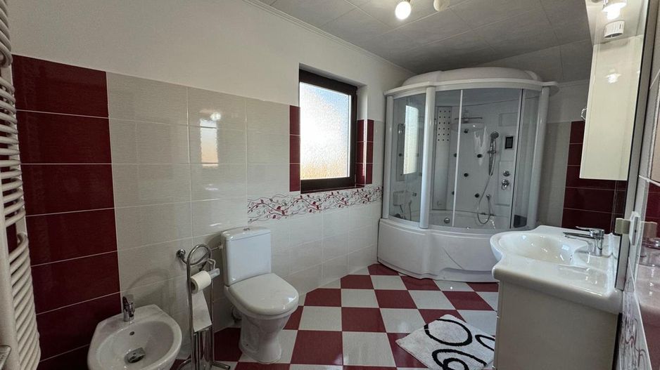 Rezidenta distincta, design arhitectural rafinat, priveliste minunata in Corunca - Poză 12