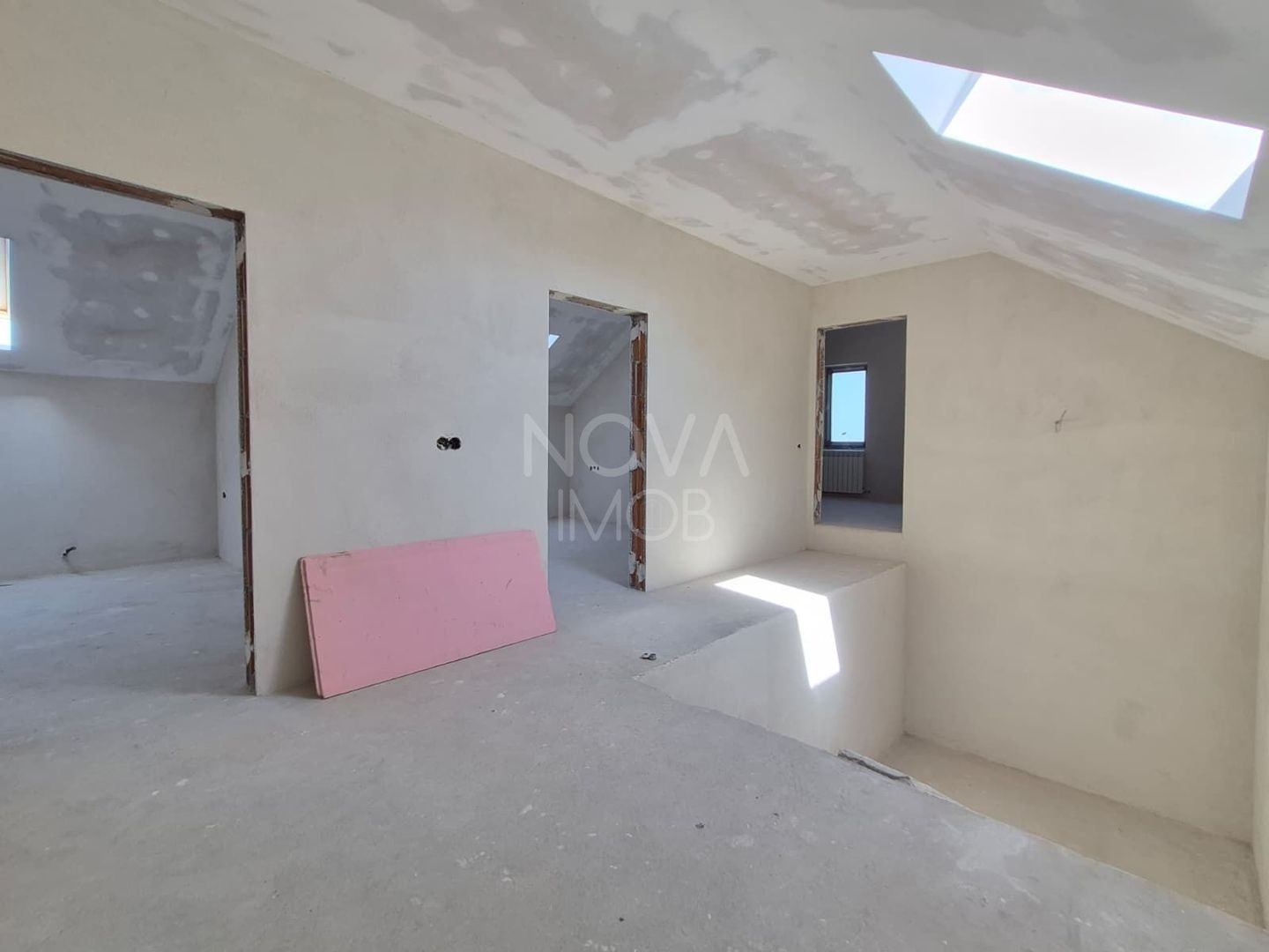 Casa generoasa cu 7 camere, 3 bai, dressing si parcare – Sura Mica - Poză 12