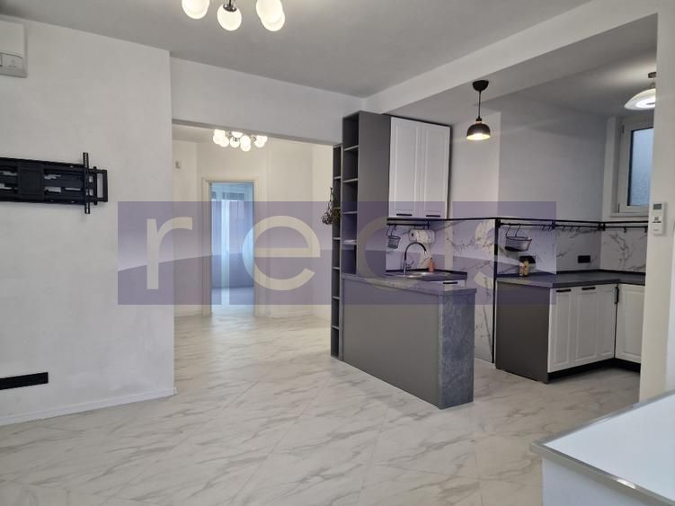 Inchiriere duplex  Premium 5 camere ( Parter+Demisol ) in vila Piata Romana - Poză 1