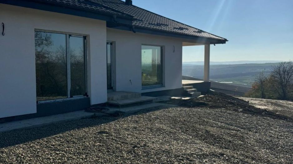 Vând casă Rediu langa padure - Poză 1