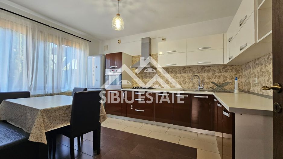 Casa de inchiriat 6 parcari - Poză 3