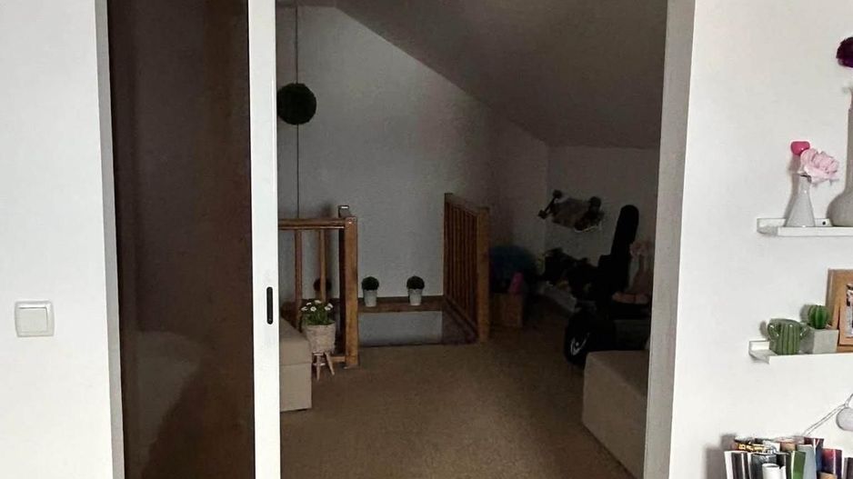 Vând apartament deosebit, situat într-o zonă semicentrală, liniștită și foarte plăcută, ideal pentru cei care își doresc confort și intimitate. - Poză 7