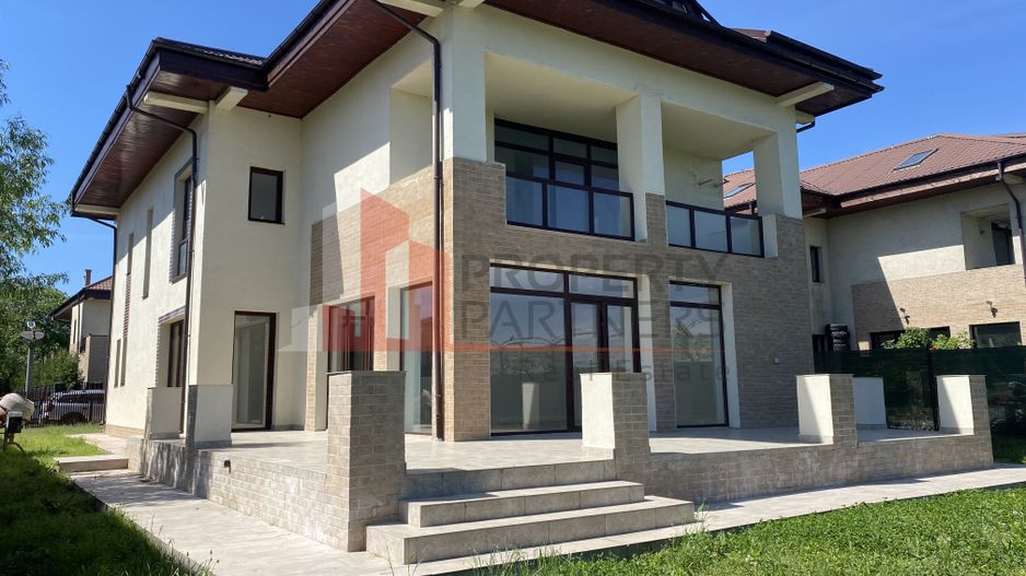 Proprietate pe marginea lacului, vila impresionanta. - Poză 1