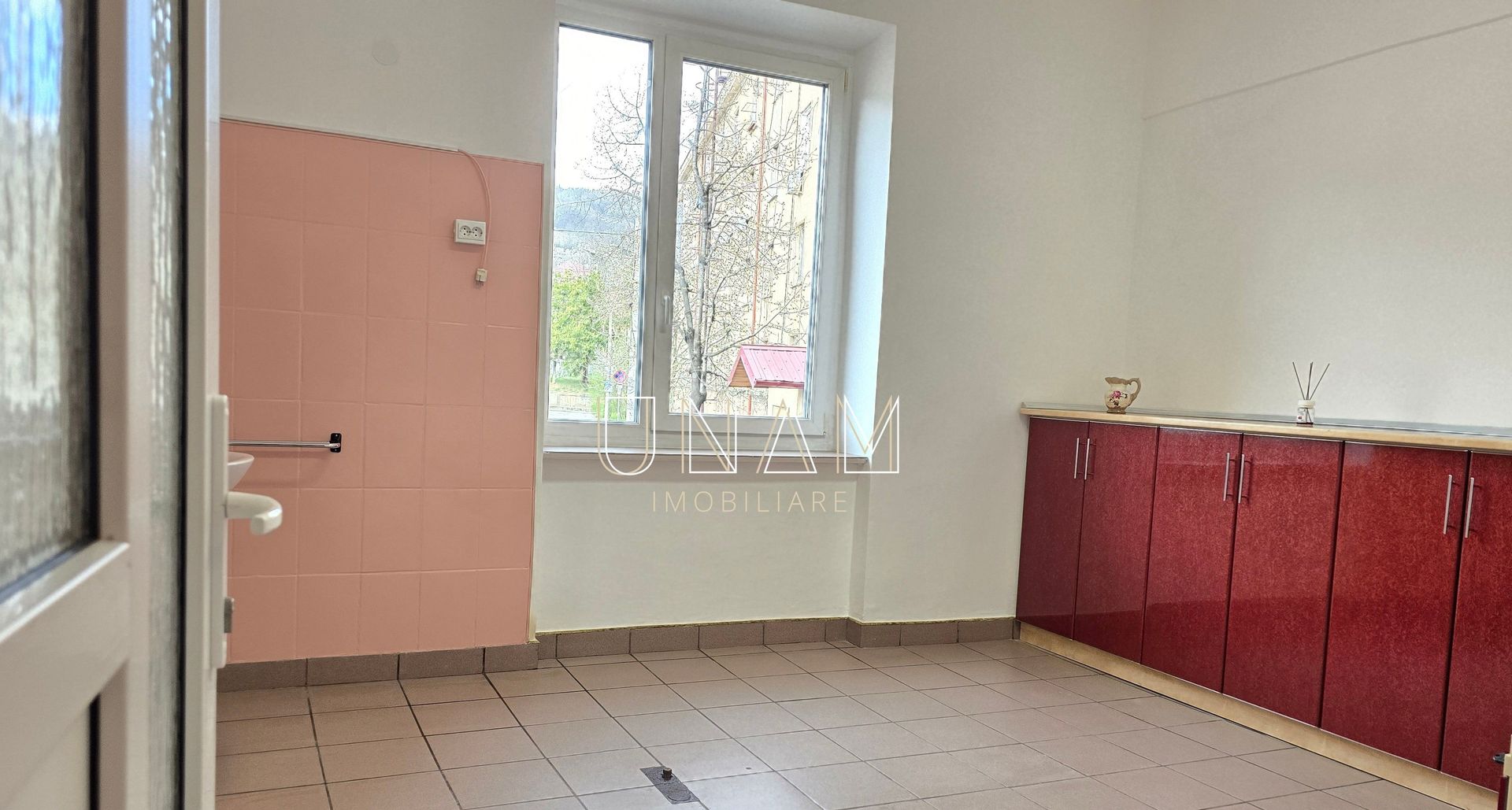 Birou renovat | Blocul 800 | ideal cabinet sau servicii - Poză 1