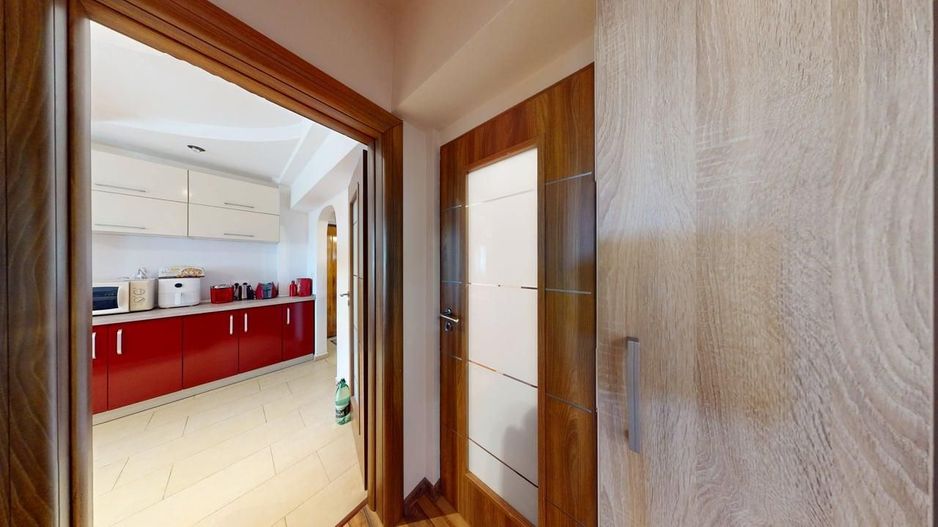 Apartament in zona centrala, la cheie, mobilat, utilat, et intermediar - Poză 2