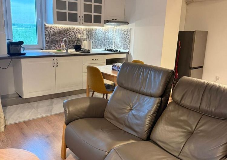 Garsoniera spatioasa, aproape de aeroport - Poză 2