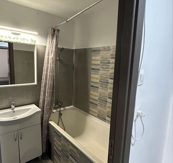 Închiriez garsonieră modernă, Mall Vitan, spațioasă, decomandată - Poză 5