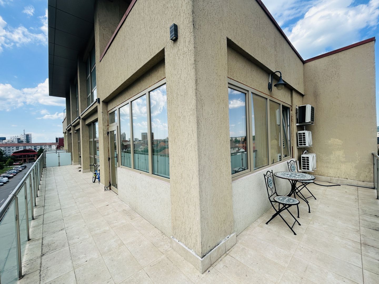 Penthouse de inchiriat, zona buna, terasa mare, mobilat si utilat - Poză 13