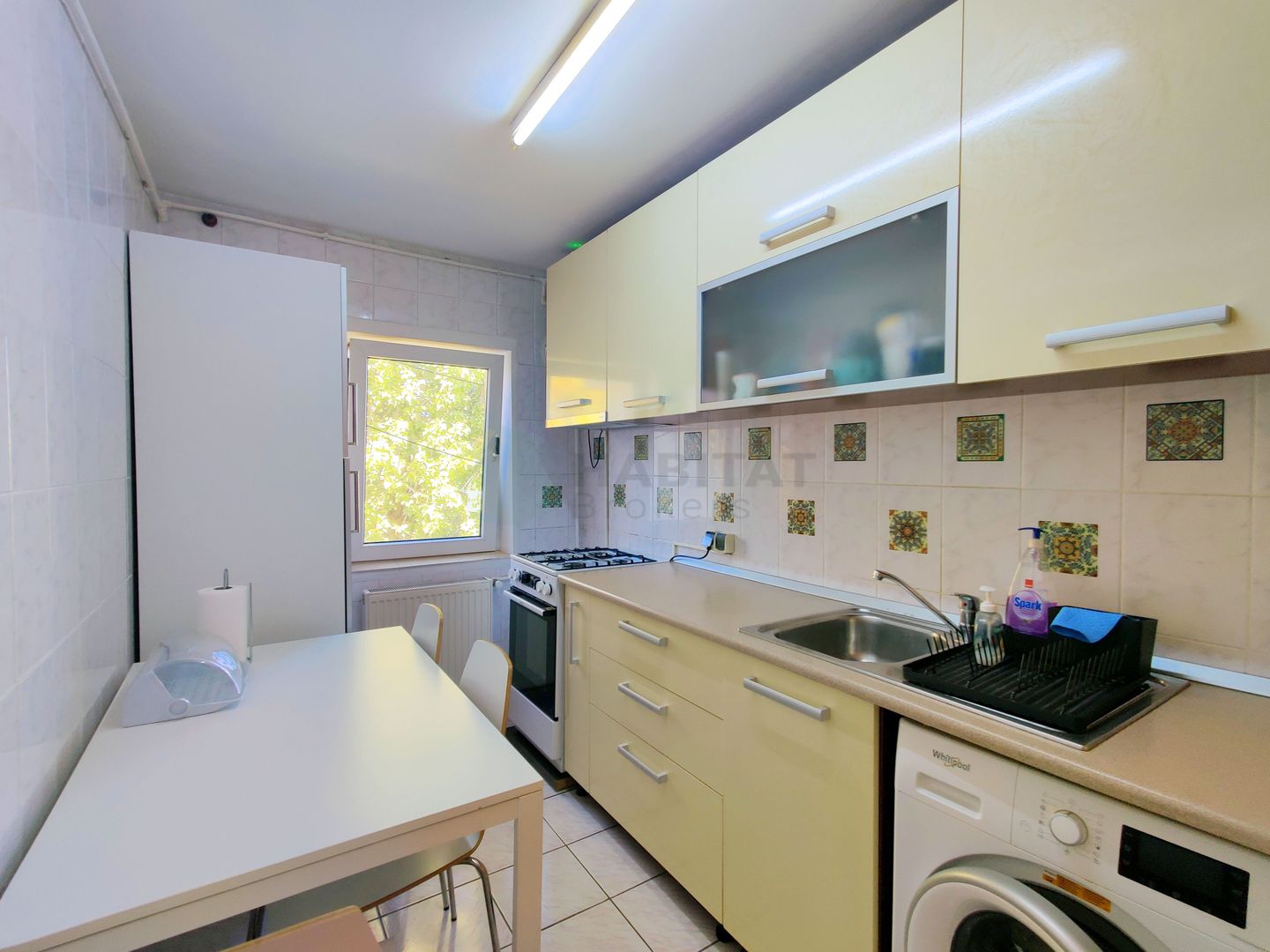 Decomandat, la cateva minute de parc si metrou - Poză 2