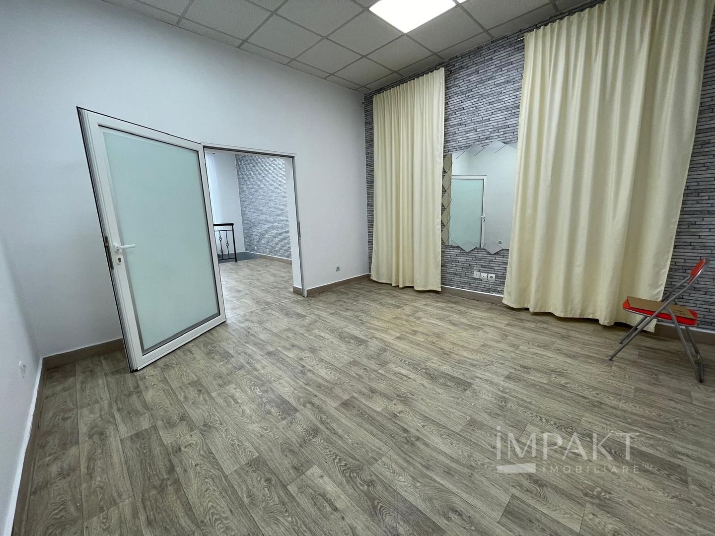 Spatiu comercial cu vad bun de inchiriat in zona centrală! - Poză 5