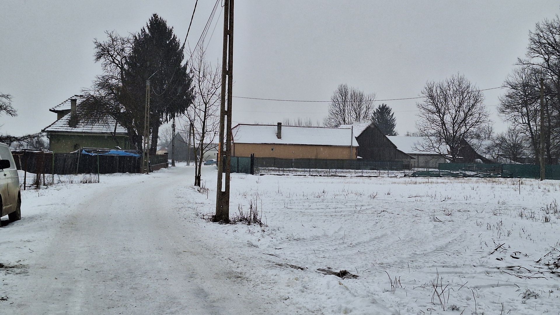 Teren 1000mp intravilan la liziera padurii, acces din drum asfaltat. - Poză 2