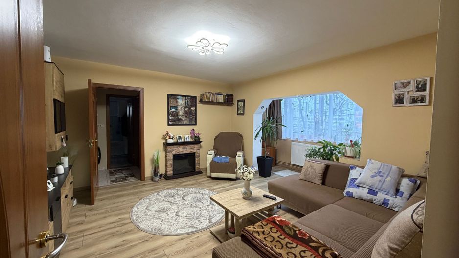 Calea Buziasului | 3 Camere | Etaj 1 | Centrala proprie | - Poză 1