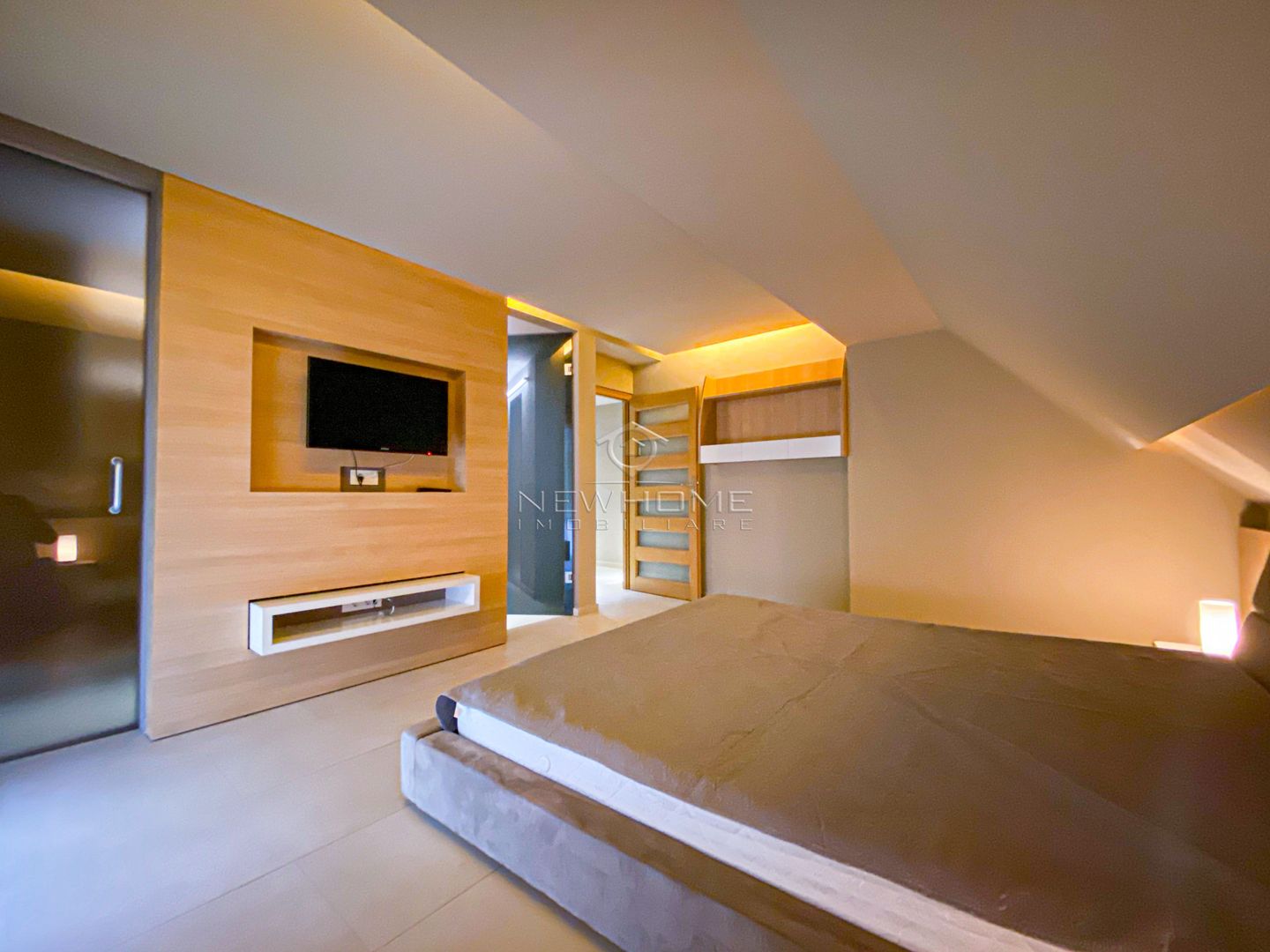 Apartament LUX 4 camere Parcare, zona Campului - Poză 1