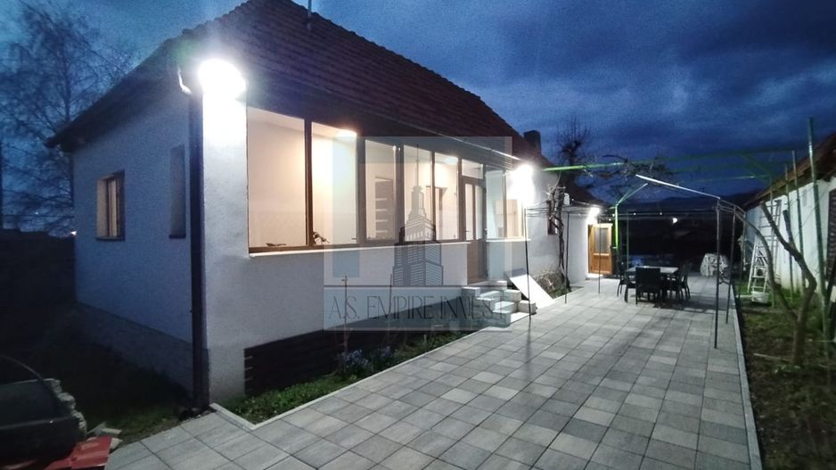 Se vinde casa renovata Tarlungeni, teren ~550mp - Poză 2