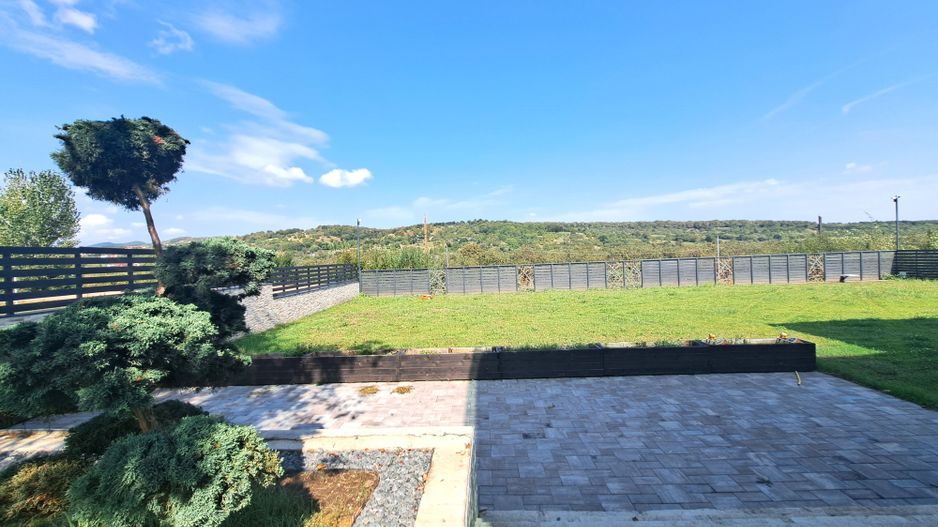 Casa cu piscina interioara si priveliste catre Cetatea Cisnadioarei - Poză 19