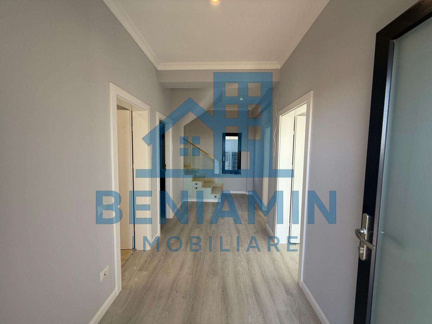 Casa Moderna-Damila-3 dormitoare-curte amenajata-La cheie-Asfalt - Poză 2